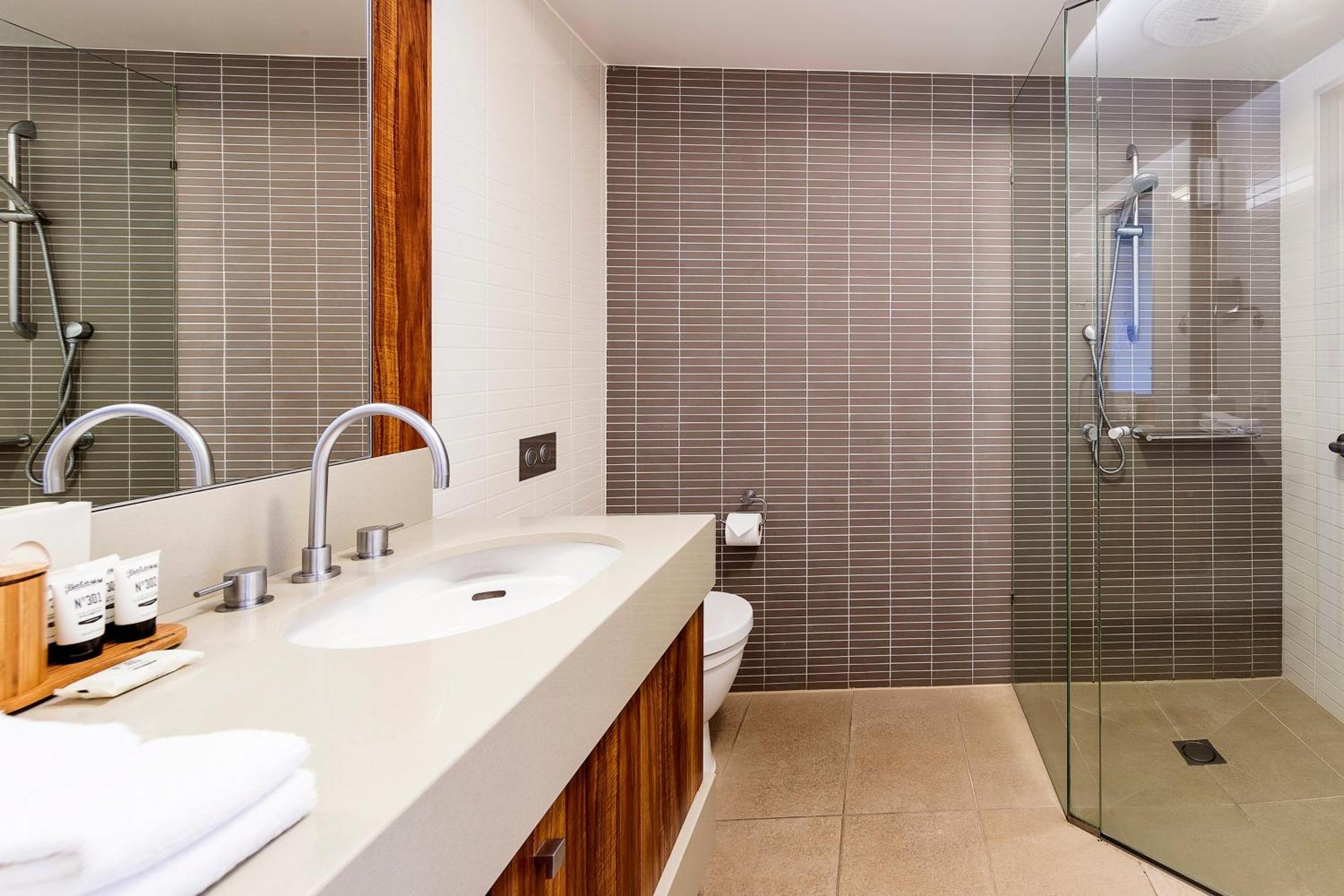 Racv Cape Schanck Resort Phòng bức ảnh Bathroom with shower enclosure