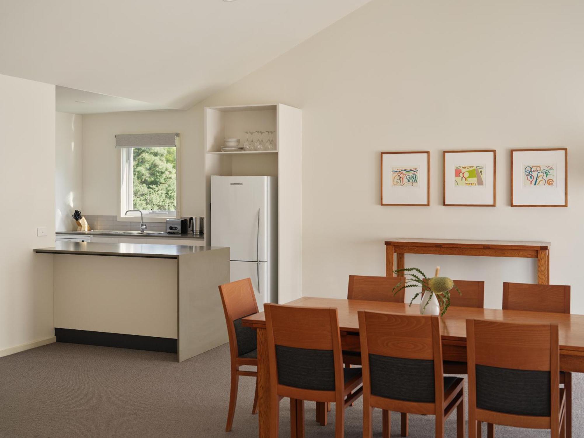 Racv Cape Schanck Resort Phòng bức ảnh A kitchen and dining room