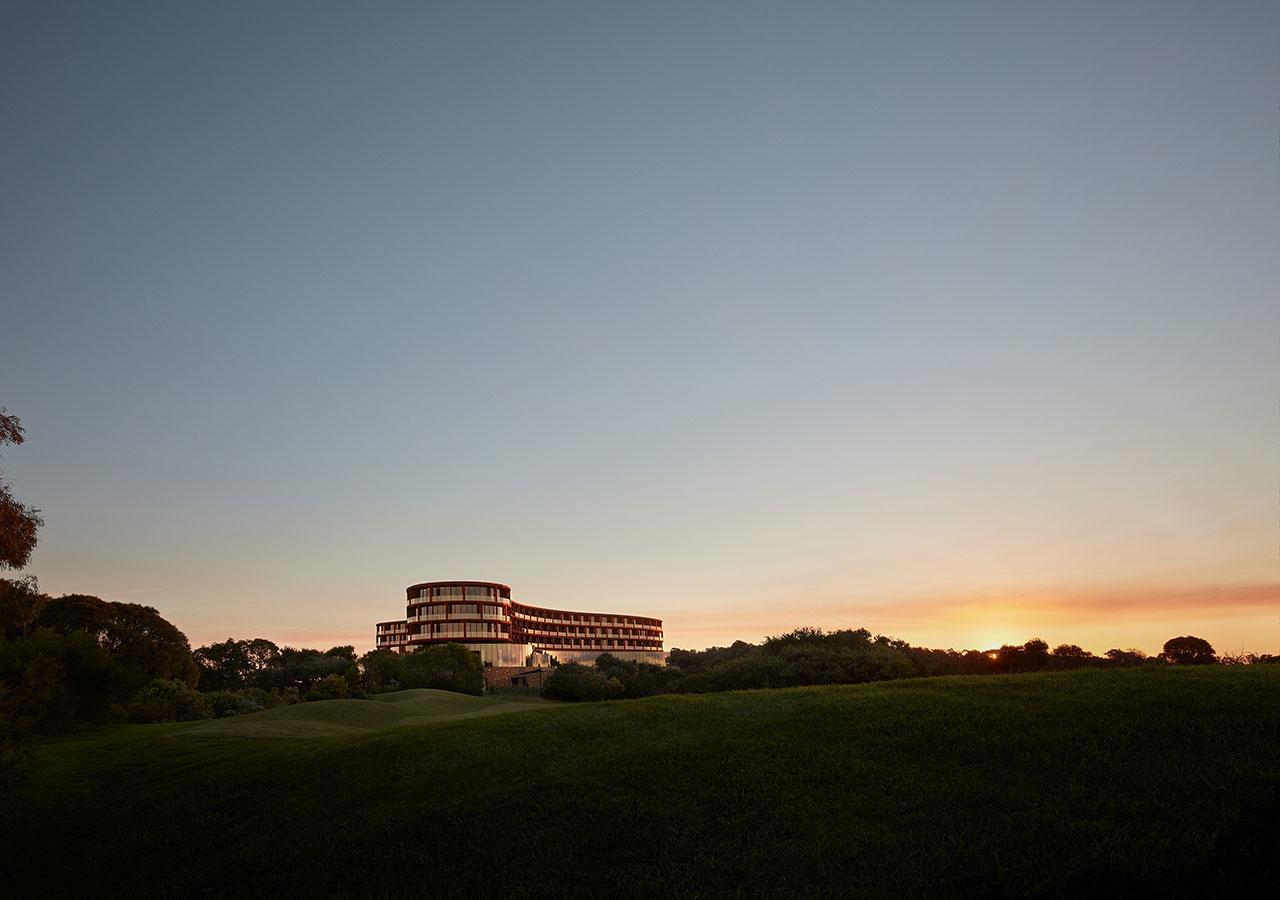 Racv Cape Schanck Resort Ngoại thất bức ảnh The hotel at sunset
